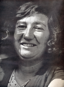 716798 Portret van een lachende vrouw, vermoedelijk in de Jordaan te Amsterdam.